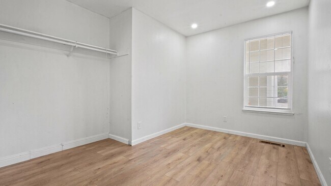 Building Photo - 493 Landsdown Cir