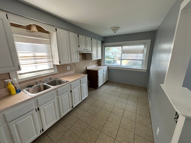 Building Photo - 24924 Lexington Ave