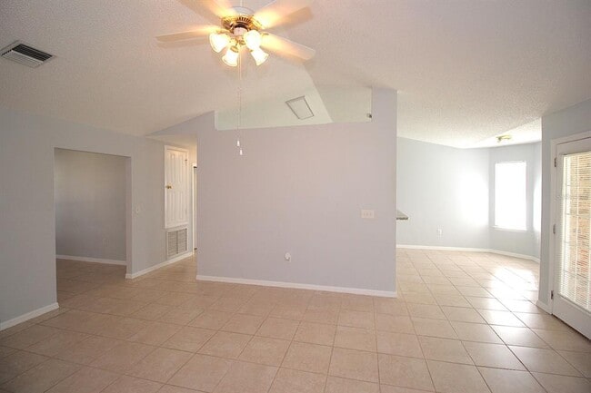 Building Photo - 12 Round Table Ln