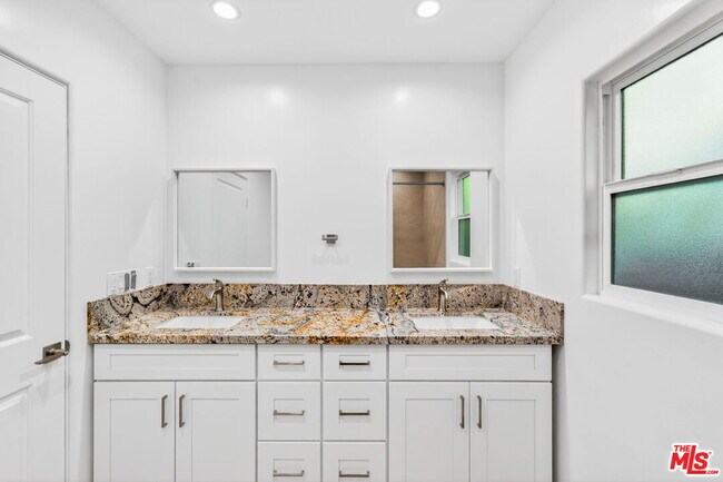 Building Photo - 17623 Burbank Blvd