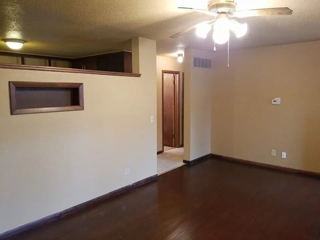 Building Photo - Charming 2-Bedroom 1 Bath Duplex!