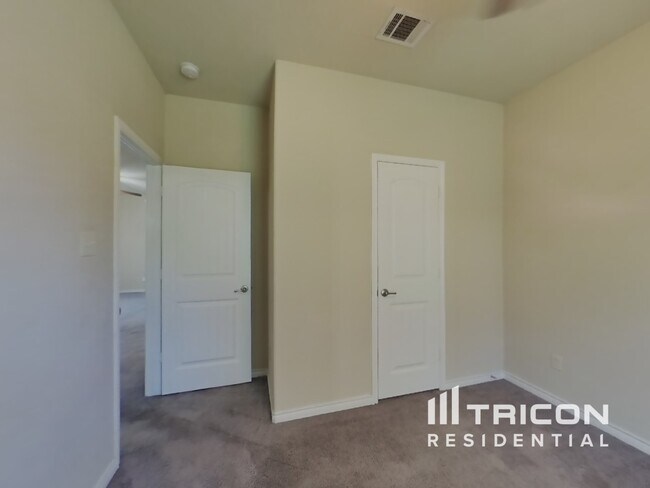 Building Photo - 1617 Grand Ct