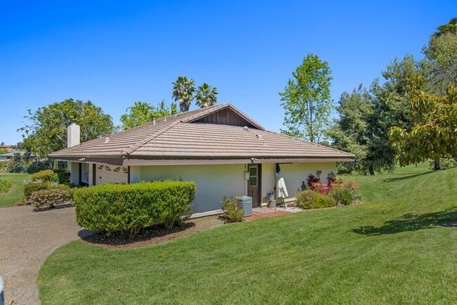 Building Photo - Sweeping Views! Rare and Peaceful 5-home e...