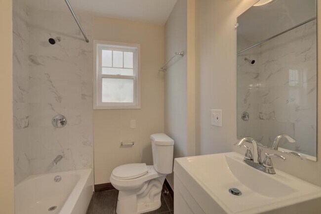 Building Photo - 5 bedroom in Seattle WA 98105