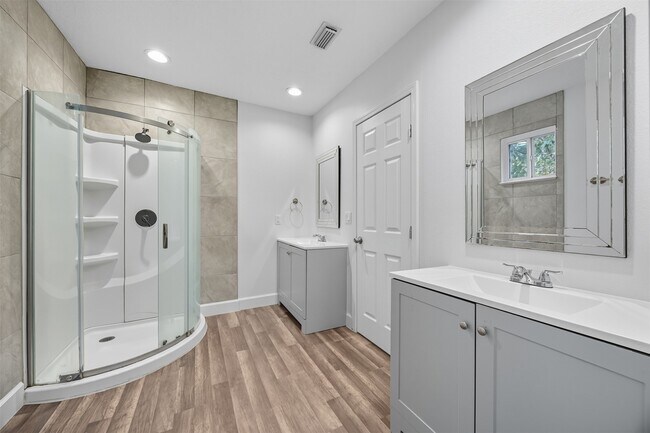Building Photo - 30519 Lake Cir Ln