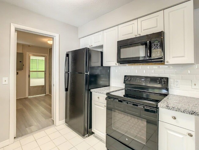 Building Photo - Beautiful 2/2 ~1000Sq. Ft. with NEW floors...