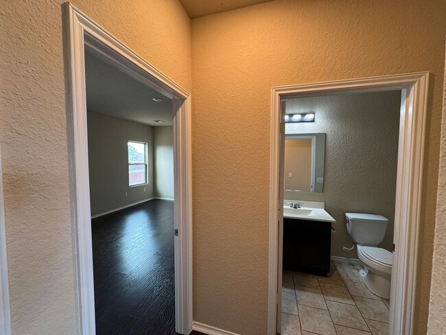 Building Photo - Move-In Special! Spacious 3BR Home with La...