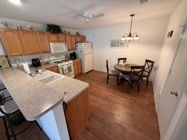 Building Photo - Charming SEASONAL 2+2 Villa in the Village of Sabal Chase