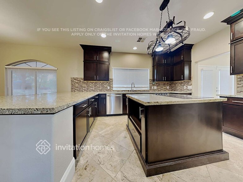 Building Photo - 8460 Del Vista Ct