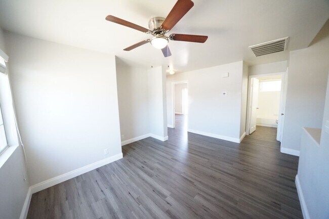 Building Photo - Showings Available NOW