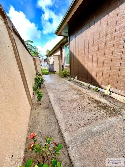 Building Photo - 560 Geraldine Ln