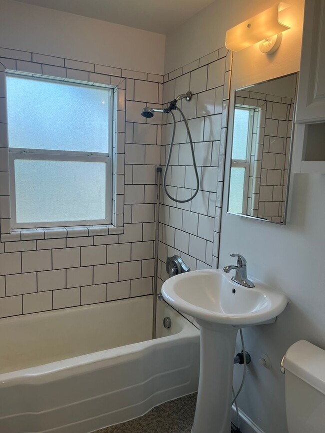 Building Photo - Charming N. Portland Apartment located in the Piedmont Neighborhood!