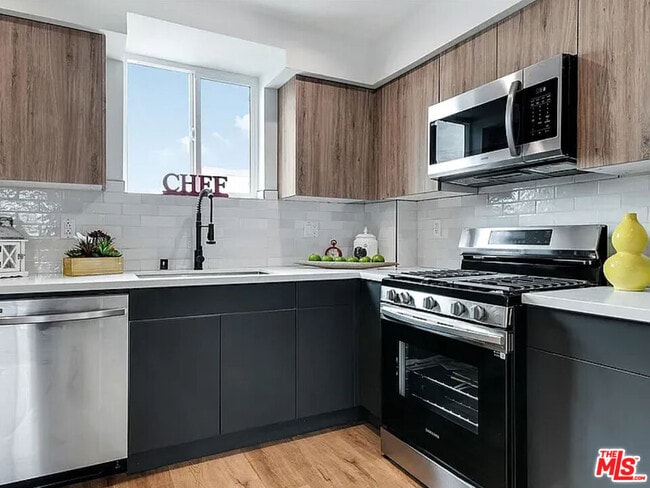 Building Photo - 334 Alexandria Ave