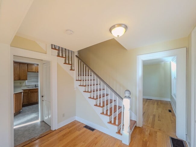 Building Photo - Spacious Renovated Colonial on The Lebanon Green