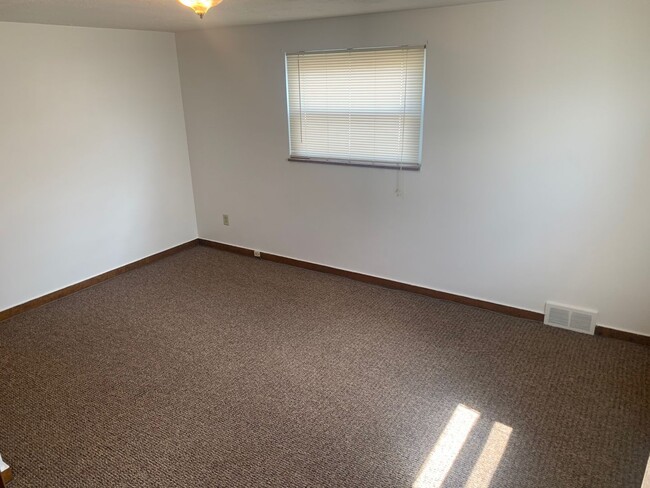 Building Photo - Spacious 2-bedroom 1-bath Townhome, Christ...