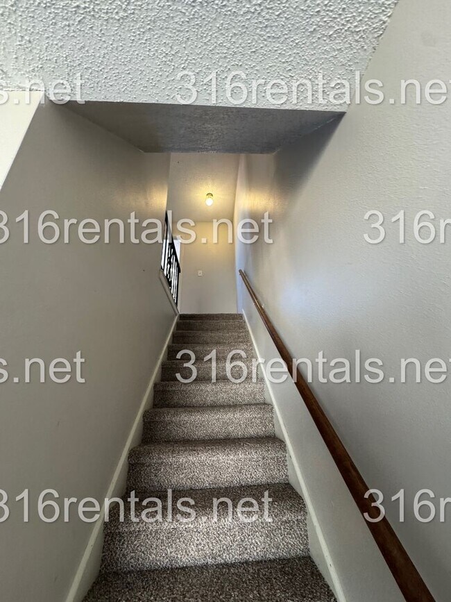 Building Photo - $850- 2 bed 1 bath - Townhomes