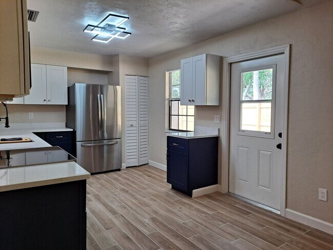 Building Photo - UPDATED 3BR 2BA WITH 2 CAR GARAGE FOR RENT