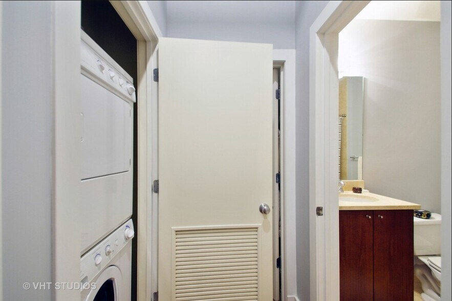 Building Photo - 3133 N Lakewood Ave