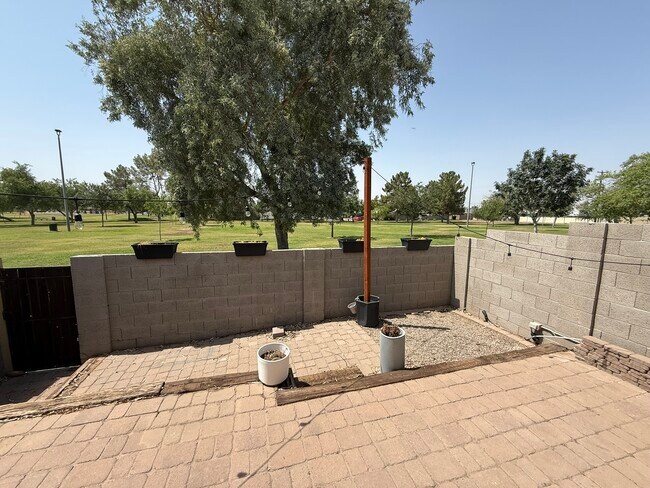 Building Photo - 1231 E Bluebell Ln