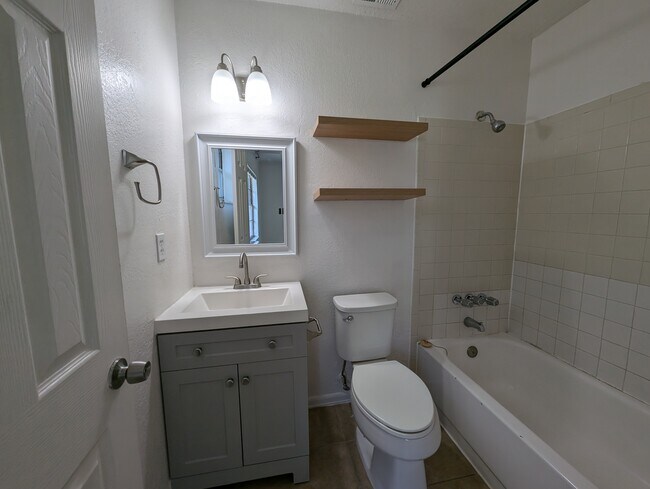 Building Photo - 416 40th St E