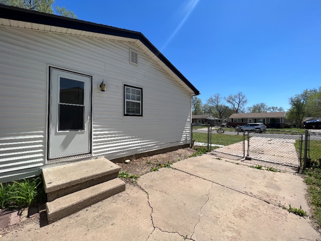 Building Photo - 2216 W Crawford St