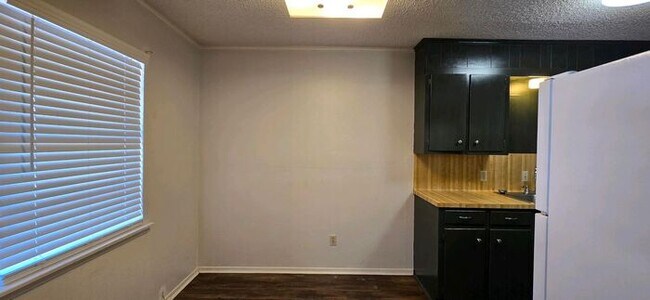 Building Photo - Charming 2-Bedroom Home for Rent – Comfortable & Convenient Living!