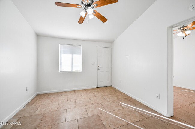 Building Photo - 1860 W Glenrosa Ave