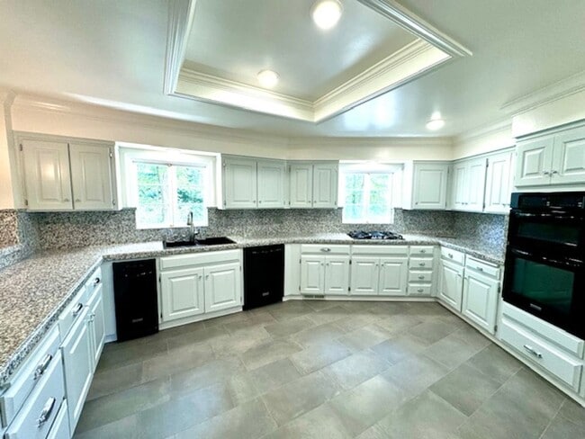 Building Photo - Tri-level townhome in highly desirable Dia...