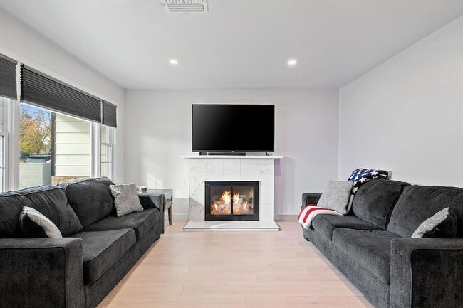 Building Photo - 8 17th St