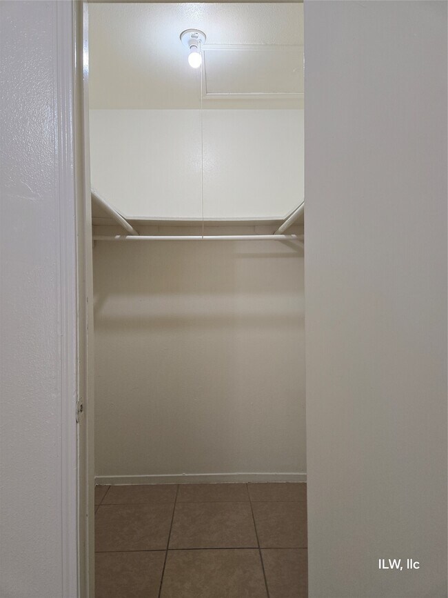 Building Photo - 830 Victoria Dr