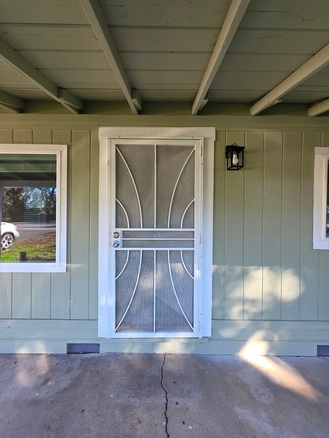 Building Photo - REMOELED 2 BED 1 BATH HOUSE READY NOW!