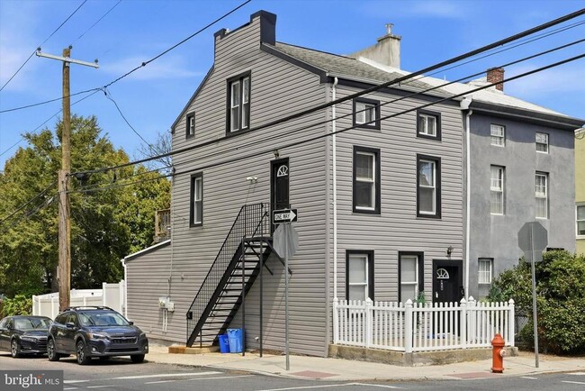 Building Photo - 400 Green Ln