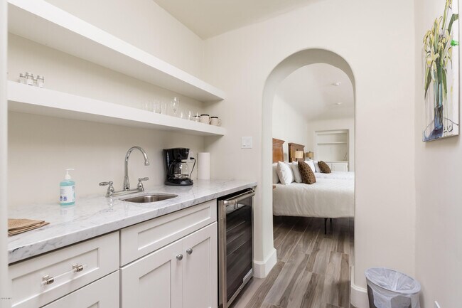 Building Photo - 7421 N Las Brisas Ln