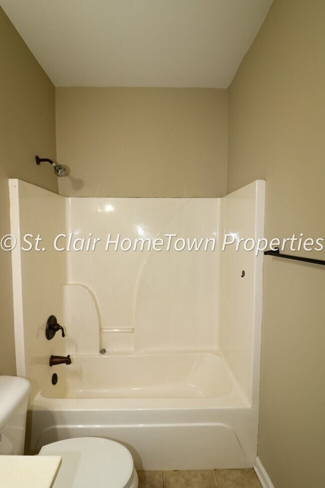 Building Photo - GREAT RENTAL IN FOX HOLLOW SUBDIVISION!