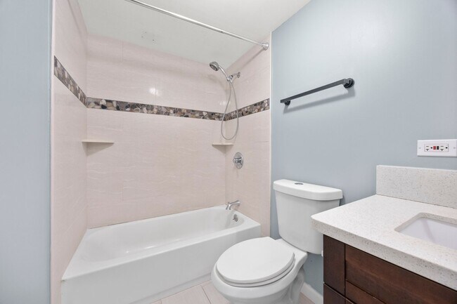 Building Photo - Beautiful 2BR/2BA Condo Close to Ala Moana & Downtown
