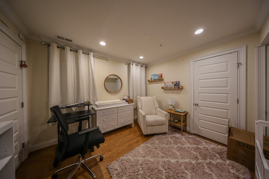 Building Photo - 1803 Beacon St