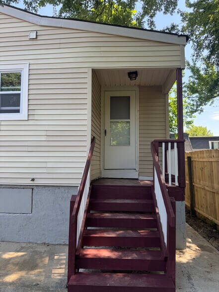 Building Photo - 242 Seabreeze Ave