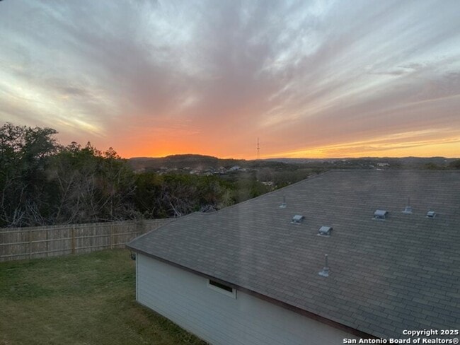 Building Photo - Nestled in the highly sought-after Scenic ...