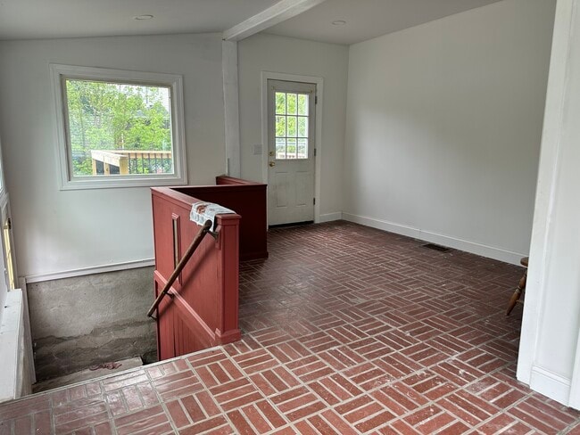 Building Photo - 146 Sterling St