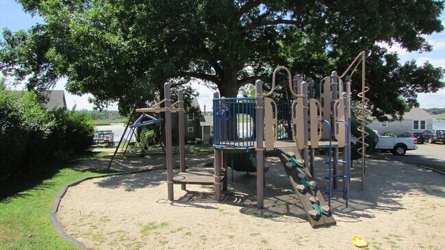 Building Photo - 12 Cove Rd