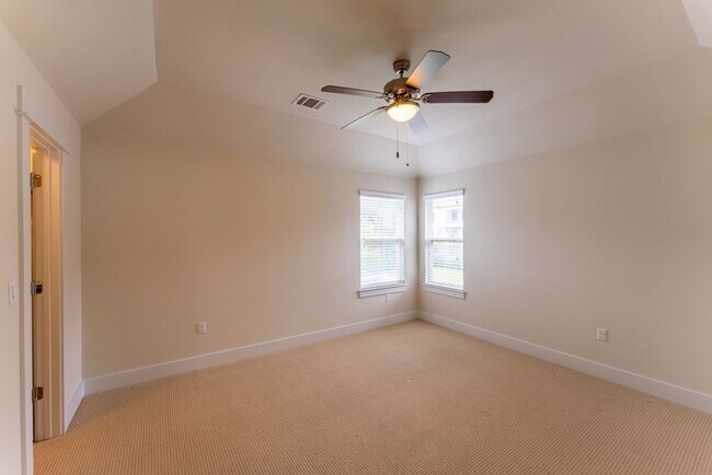 Building Photo - Spacious, Stylish, and Perfectly Located 3 Bedrooms, 2.5 Bathrooms in North Shields!!!