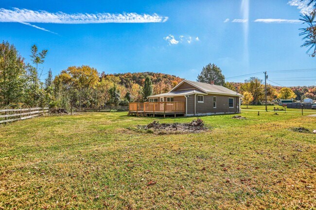 Building Photo - 2 Bdrm / 2 Bath - Remodeled Cottage in Johnson City