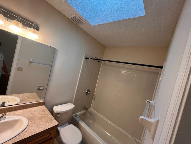 Building Photo - 3 Bedroom 2 Bath house with Garage Near Fl...