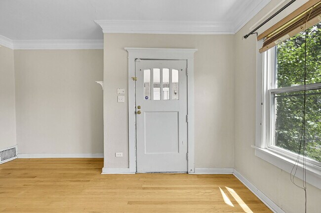 Building Photo - $3,250.00, 4 bed, 3 bed, located in Denver...