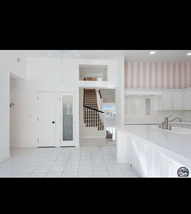 Building Photo - Spacious 5-Bedroom Home with Pool – Perfec...