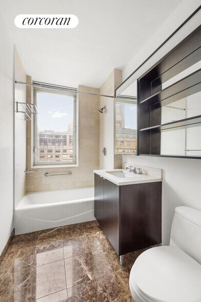Building Photo - 215 E 96th St
