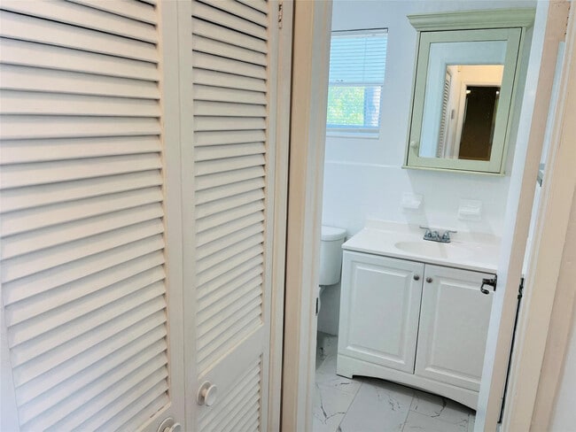 Building Photo - 1301 N 12th Ct