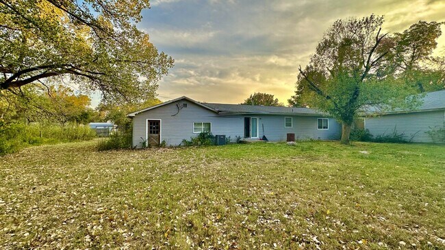 Building Photo - 11020 E Belaire