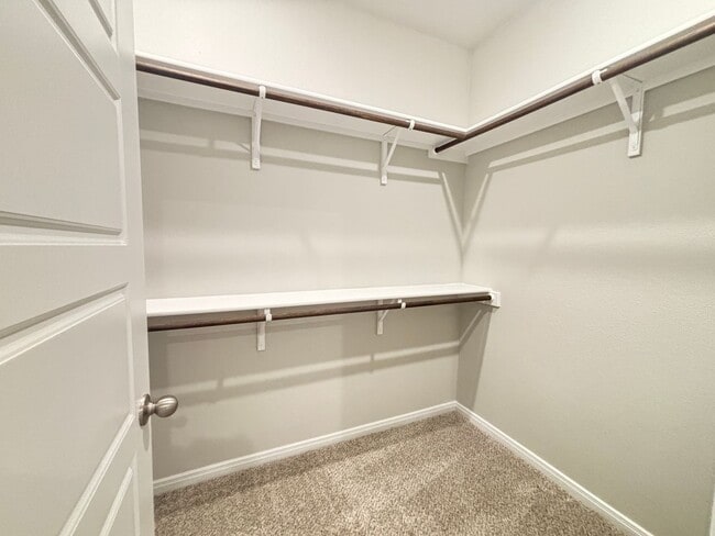 Building Photo - Want luxury living in the Far West ...Look no further...Amanda Park is it!