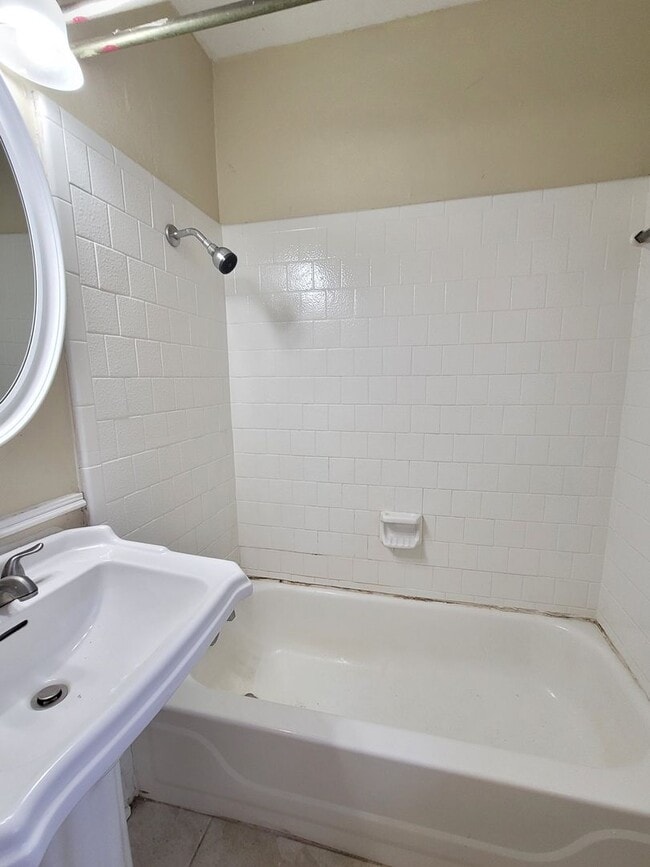 Building Photo - 5 Elegans Ave